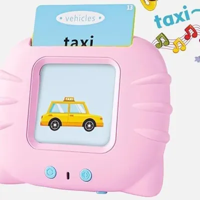 La machine lit le mot de la carte à voix haute